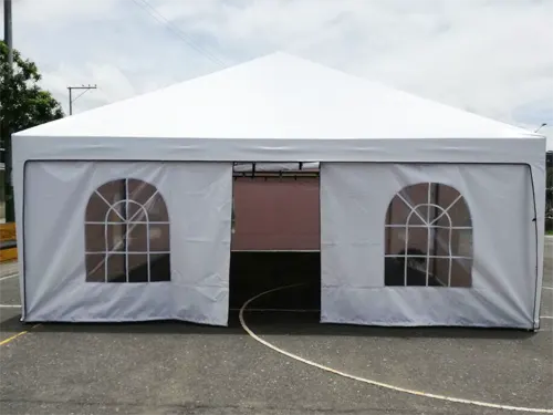 carpa con opciones de entrada